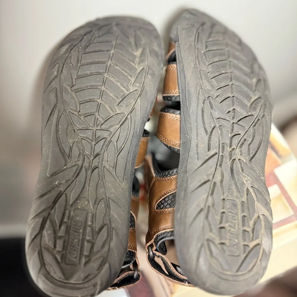 Khombu Size 11 Brown and Black Sandals